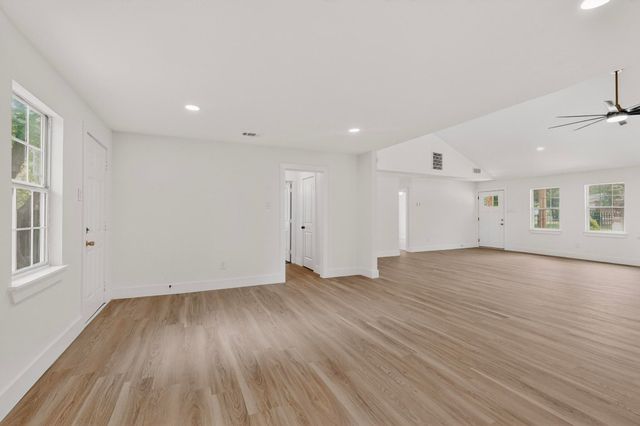 910 S Chatfield Street, Ennis, TX 75119