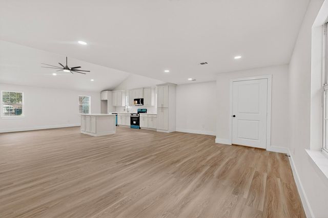 910 S Chatfield Street, Ennis, TX 75119