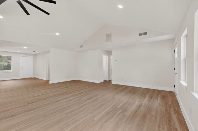 910 S Chatfield Street, Ennis, TX 75119