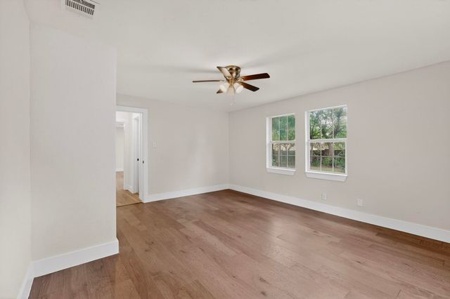 910 S Chatfield Street, Ennis, TX 75119