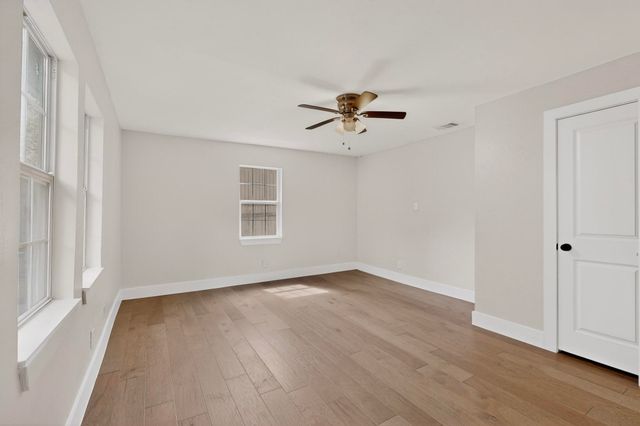 910 S Chatfield Street, Ennis, TX 75119