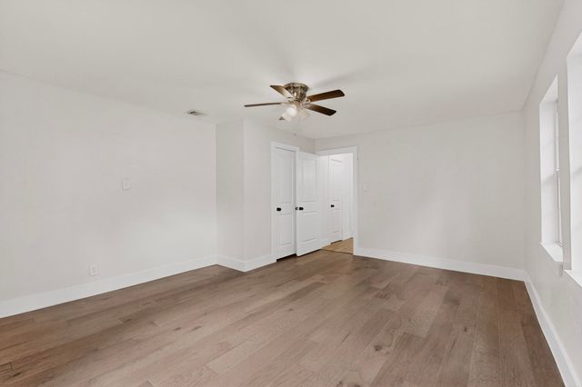 910 S Chatfield Street, Ennis, TX 75119