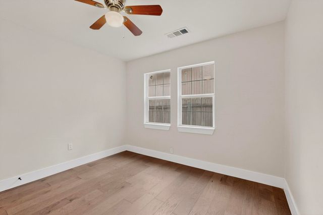 910 S Chatfield Street, Ennis, TX 75119