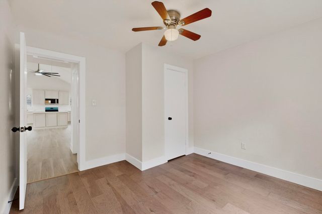 910 S Chatfield Street, Ennis, TX 75119