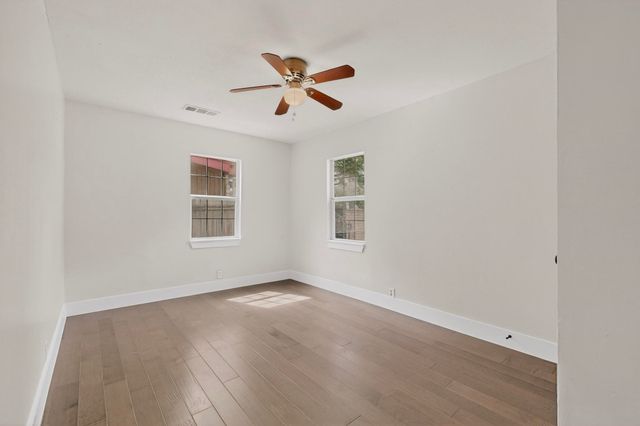 910 S Chatfield Street, Ennis, TX 75119