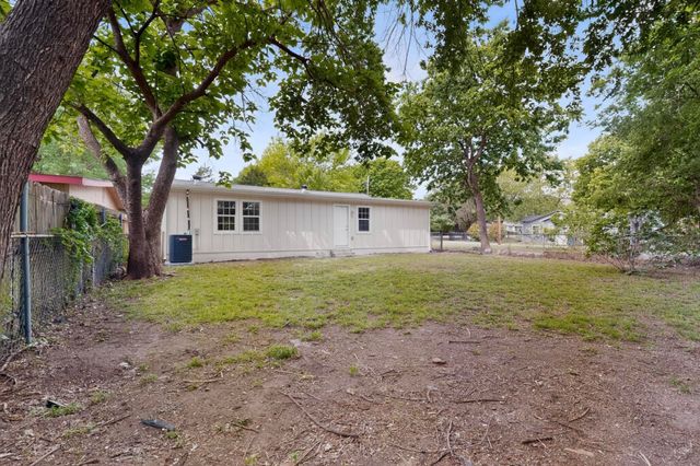 910 S Chatfield Street, Ennis, TX 75119