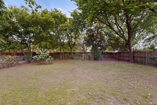 910 S Chatfield Street, Ennis, TX 75119