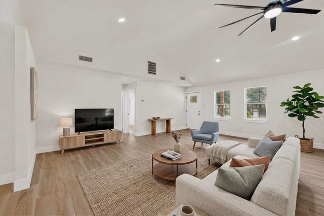 910 S Chatfield Street, Ennis, TX 75119