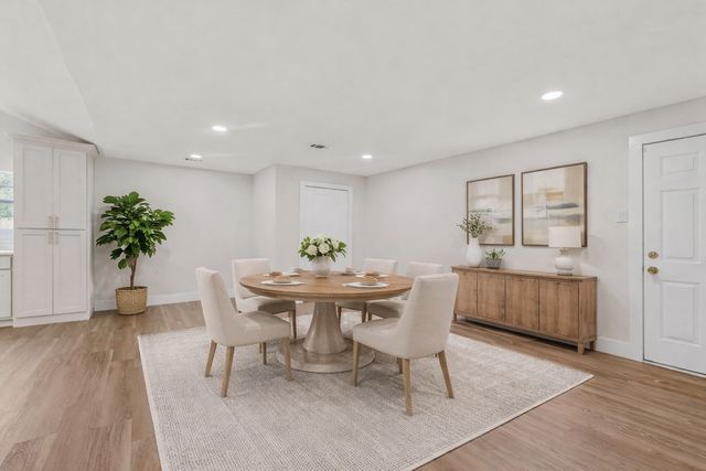 910 S Chatfield Street, Ennis, TX 75119