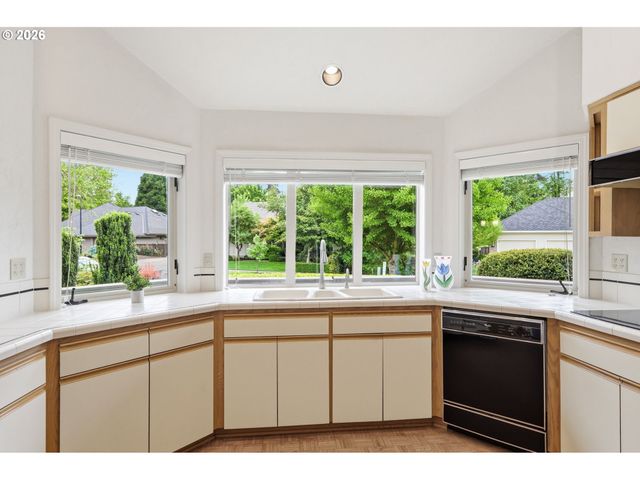 835 FAIRWAY VIEW Dr, Eugene, OR 97401