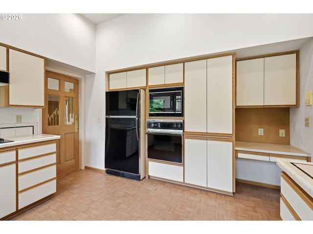 835 FAIRWAY VIEW Dr, Eugene, OR 97401