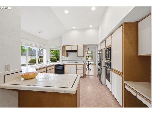 835 FAIRWAY VIEW Dr, Eugene, OR 97401