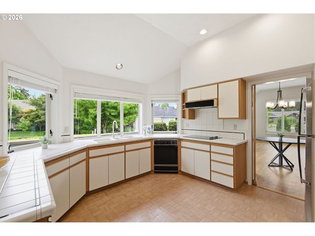 835 FAIRWAY VIEW Dr, Eugene, OR 97401