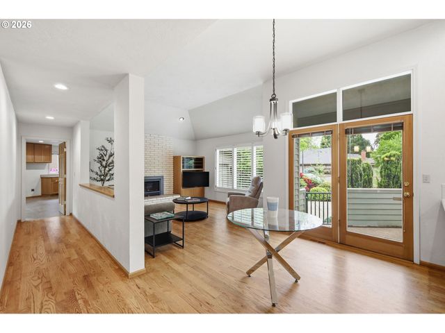 835 FAIRWAY VIEW Dr, Eugene, OR 97401