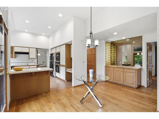 835 FAIRWAY VIEW Dr, Eugene, OR 97401