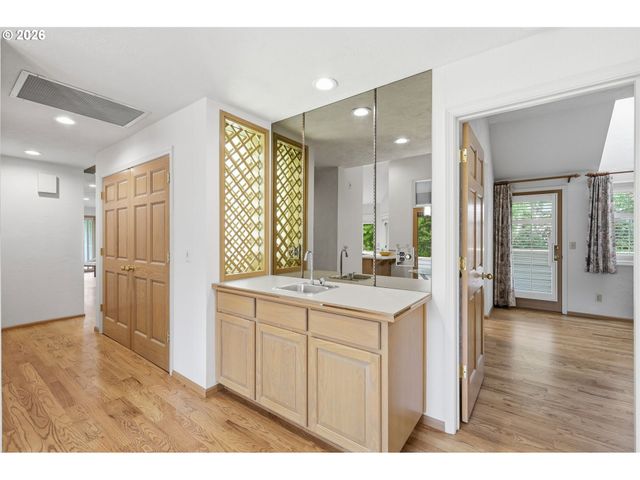 835 FAIRWAY VIEW Dr, Eugene, OR 97401