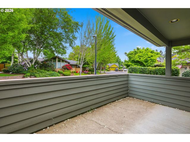835 FAIRWAY VIEW Dr, Eugene, OR 97401