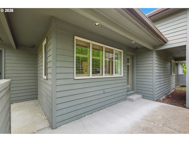 835 FAIRWAY VIEW Dr, Eugene, OR 97401