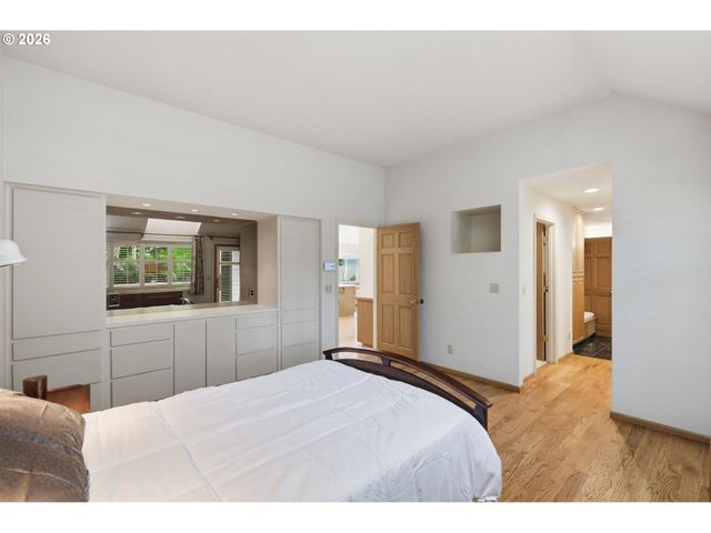 835 FAIRWAY VIEW Dr, Eugene, OR 97401