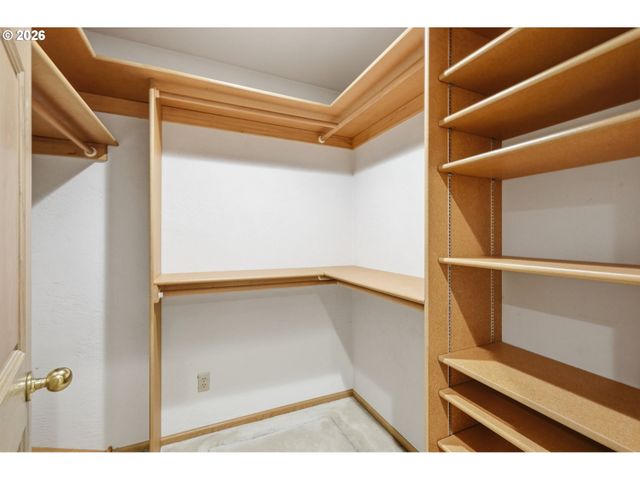 835 FAIRWAY VIEW Dr, Eugene, OR 97401