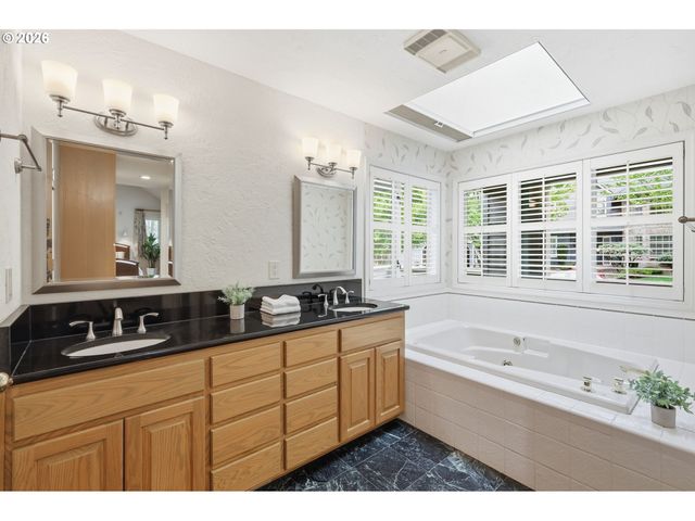 835 FAIRWAY VIEW Dr, Eugene, OR 97401