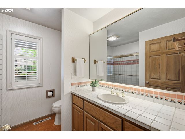 835 FAIRWAY VIEW Dr, Eugene, OR 97401