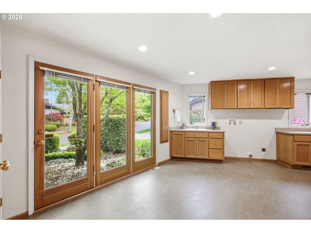 835 FAIRWAY VIEW Dr, Eugene, OR 97401