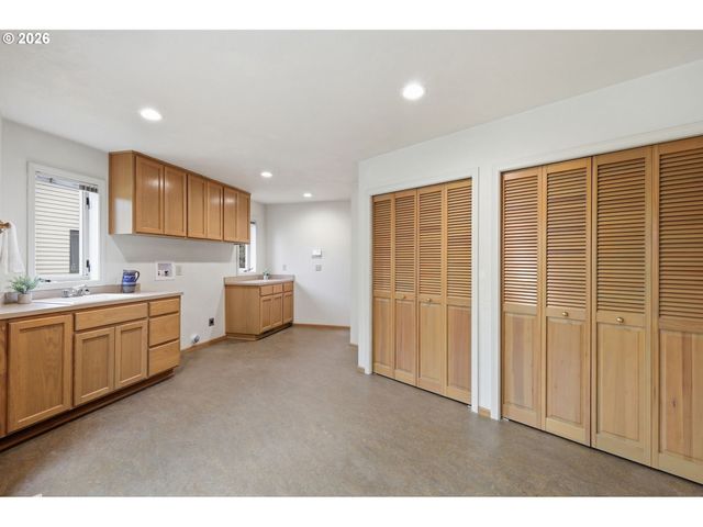 835 FAIRWAY VIEW Dr, Eugene, OR 97401