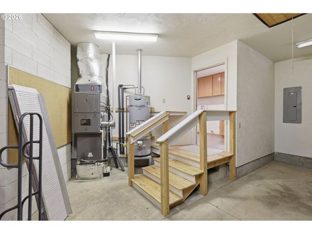 835 FAIRWAY VIEW Dr, Eugene, OR 97401