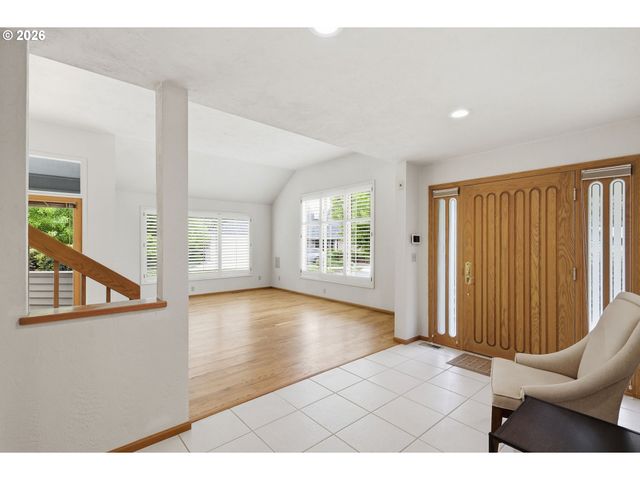 835 FAIRWAY VIEW Dr, Eugene, OR 97401