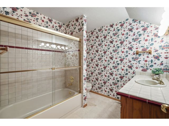 835 FAIRWAY VIEW Dr, Eugene, OR 97401