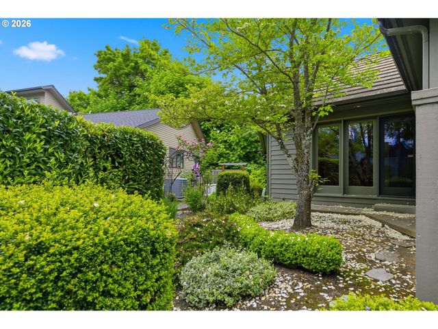 835 FAIRWAY VIEW Dr, Eugene, OR 97401