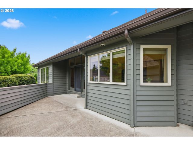 835 FAIRWAY VIEW Dr, Eugene, OR 97401