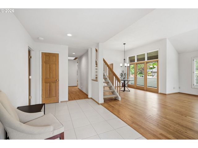 835 FAIRWAY VIEW Dr, Eugene, OR 97401