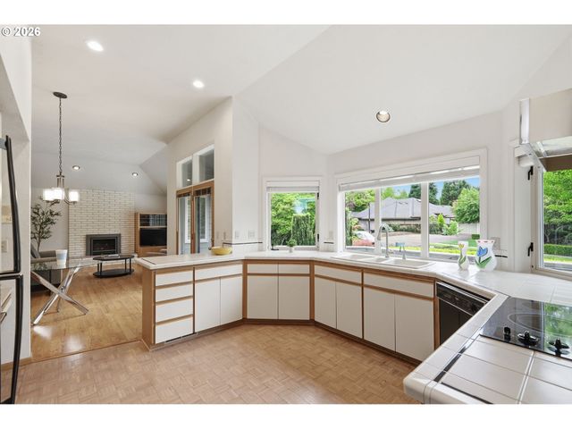 835 FAIRWAY VIEW Dr, Eugene, OR 97401