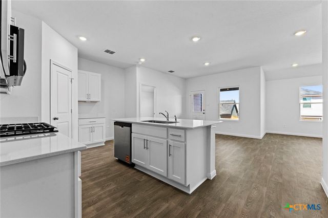 211 Las Lomas Drive, San Marcos, TX 78666