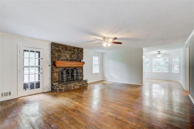 682 Ridgeview SW Drive, Lilburn, GA 30047