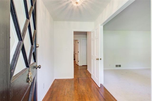 682 Ridgeview SW Drive, Lilburn, GA 30047