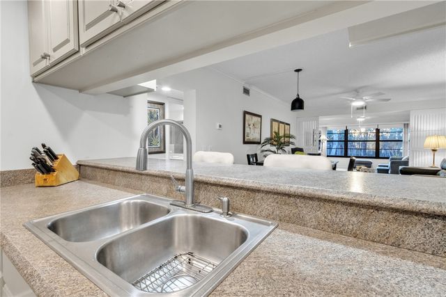 13 Plantation Drive 204, Vero Beach, FL 32966