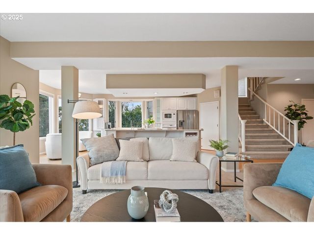 230 N LOTUS ISLE Dr, Portland, OR 97217