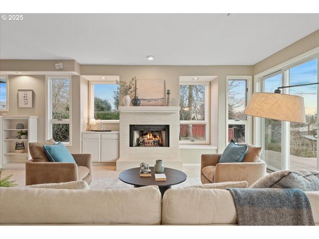230 N LOTUS ISLE Dr, Portland, OR 97217