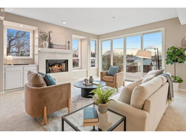 230 N LOTUS ISLE Dr, Portland, OR 97217