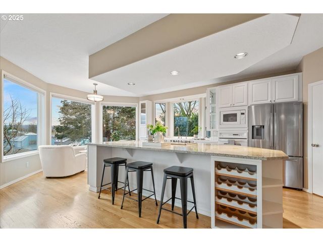 230 N LOTUS ISLE Dr, Portland, OR 97217