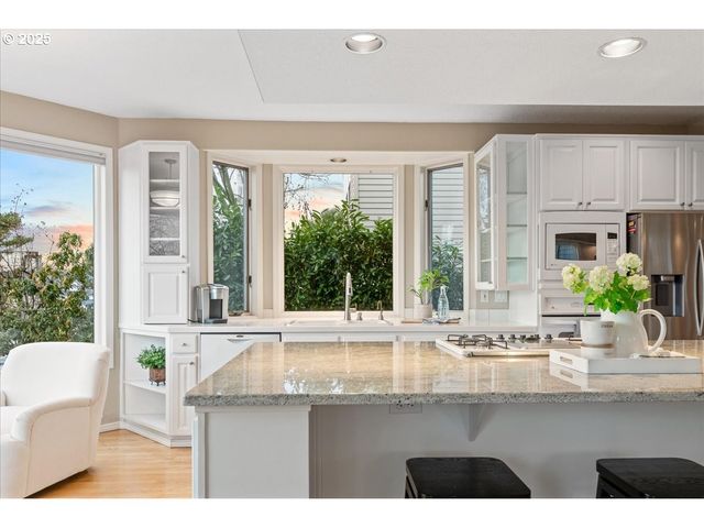 230 N LOTUS ISLE Dr, Portland, OR 97217