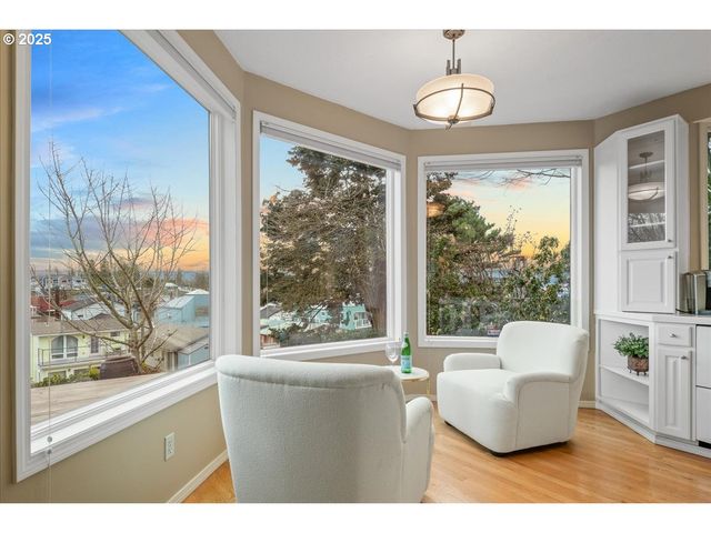 230 N LOTUS ISLE Dr, Portland, OR 97217