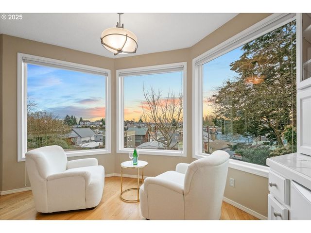 230 N LOTUS ISLE Dr, Portland, OR 97217