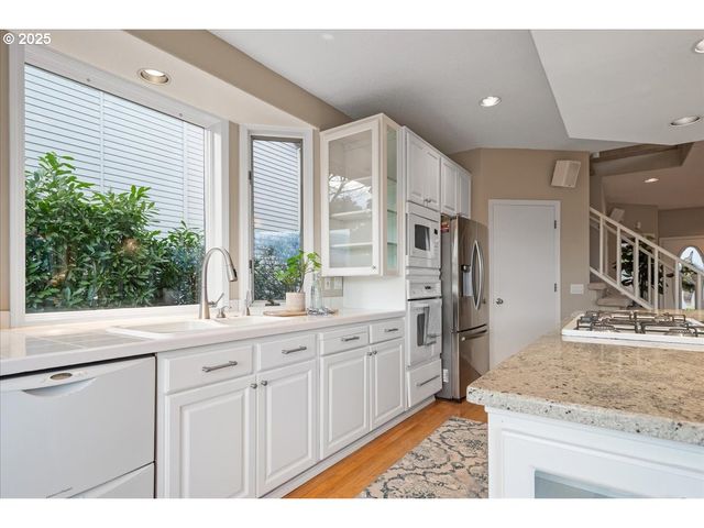 230 N LOTUS ISLE Dr, Portland, OR 97217