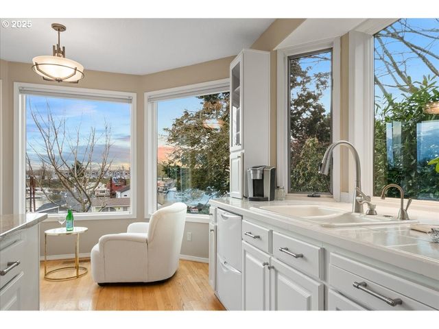 230 N LOTUS ISLE Dr, Portland, OR 97217