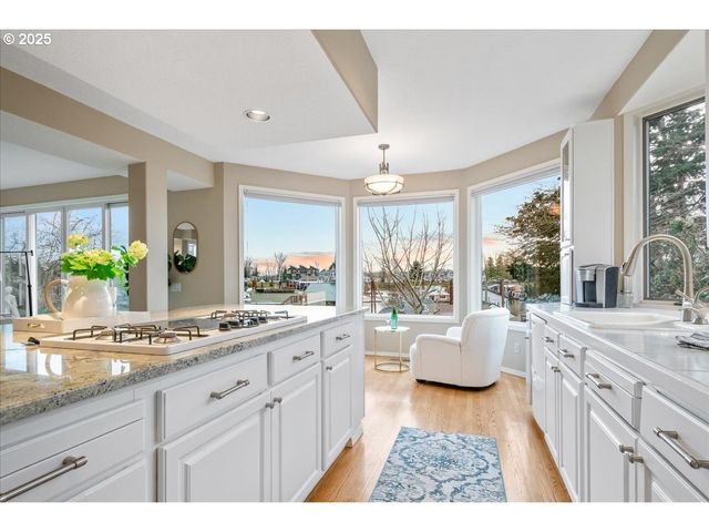 230 N LOTUS ISLE Dr, Portland, OR 97217