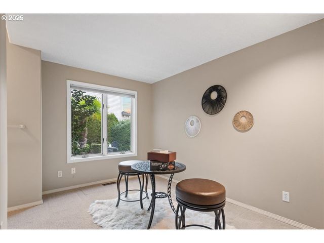 230 N LOTUS ISLE Dr, Portland, OR 97217